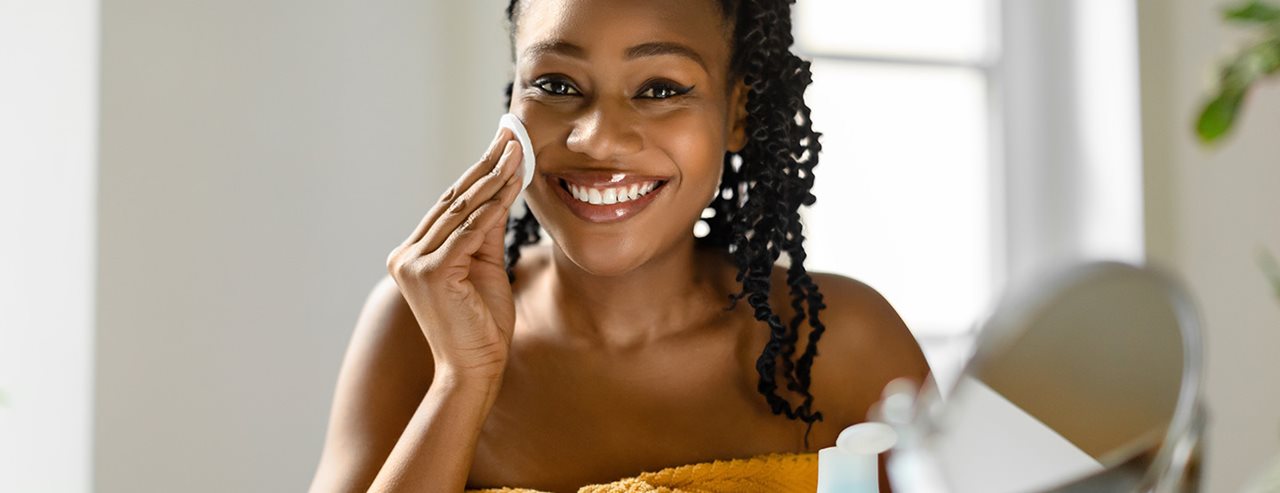 A helyes sminkeltávolítás és tisztítás: a bőrgyógyász szerint így működik