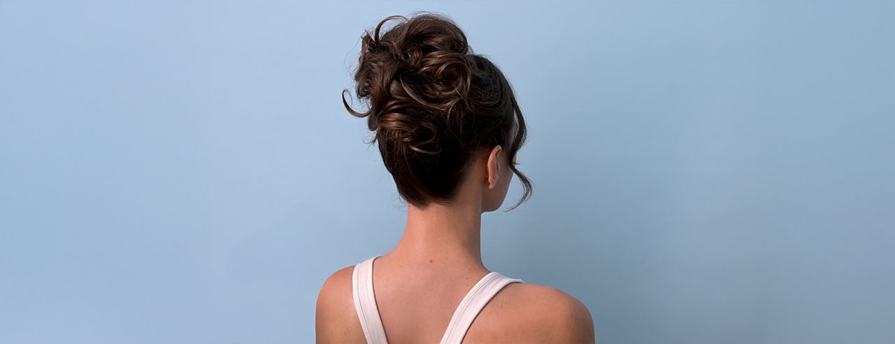 Messy bun frizura: ez a hajviselet minden alkalomhoz illik
