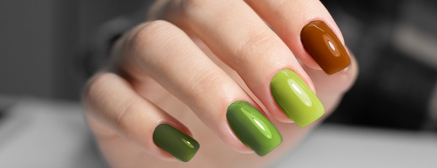 Square stone körmök: ez a természetes árnyalatú manikűr lesz a kedvencünk 2026-ban