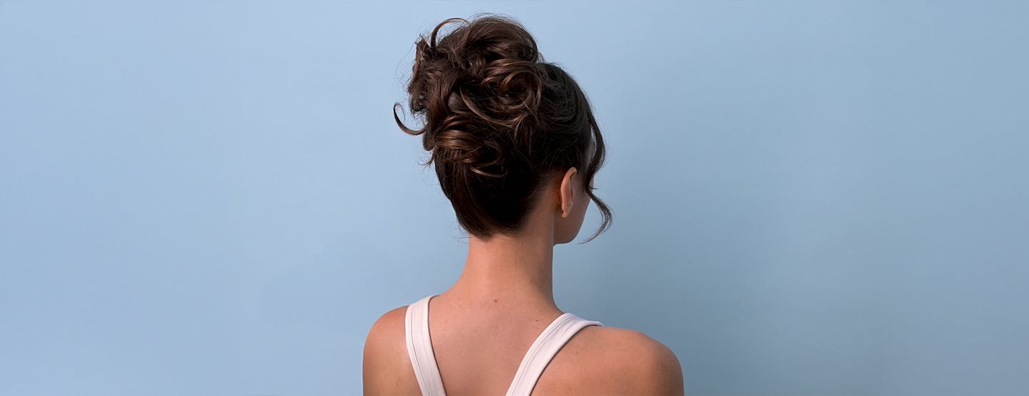 Messy bun frizura: ez a hajviselet minden alkalomhoz illik