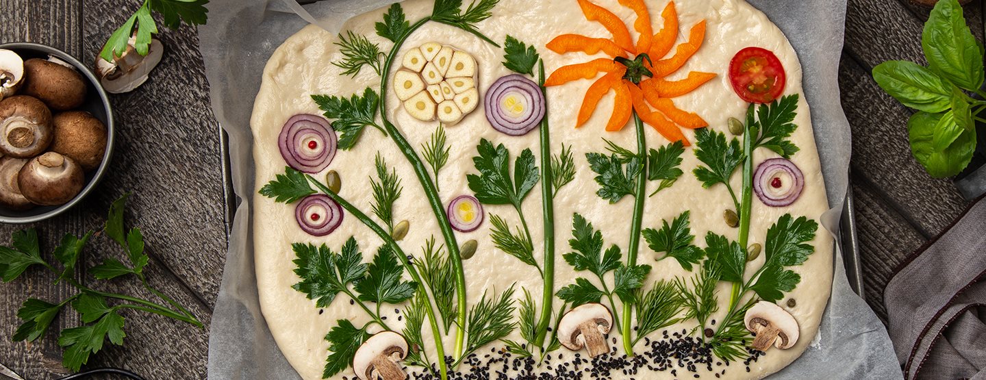 Virágos focaccia – így kerül a kert a kenyérre