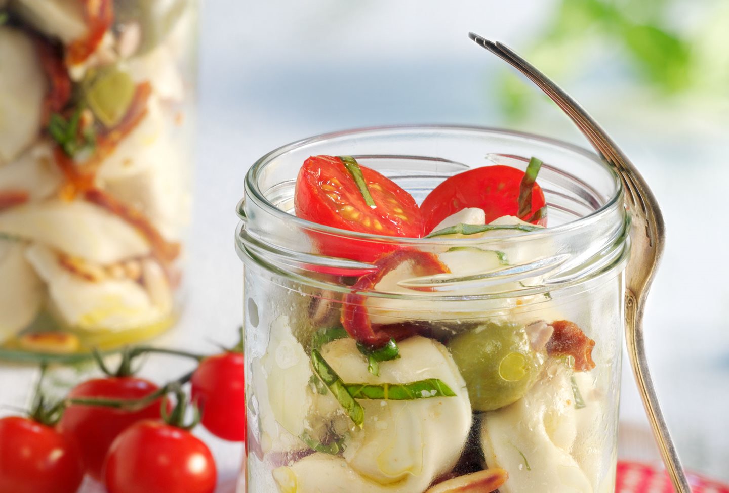 Tortelloni saláta szárított paradicsommal és fenyőmaggal