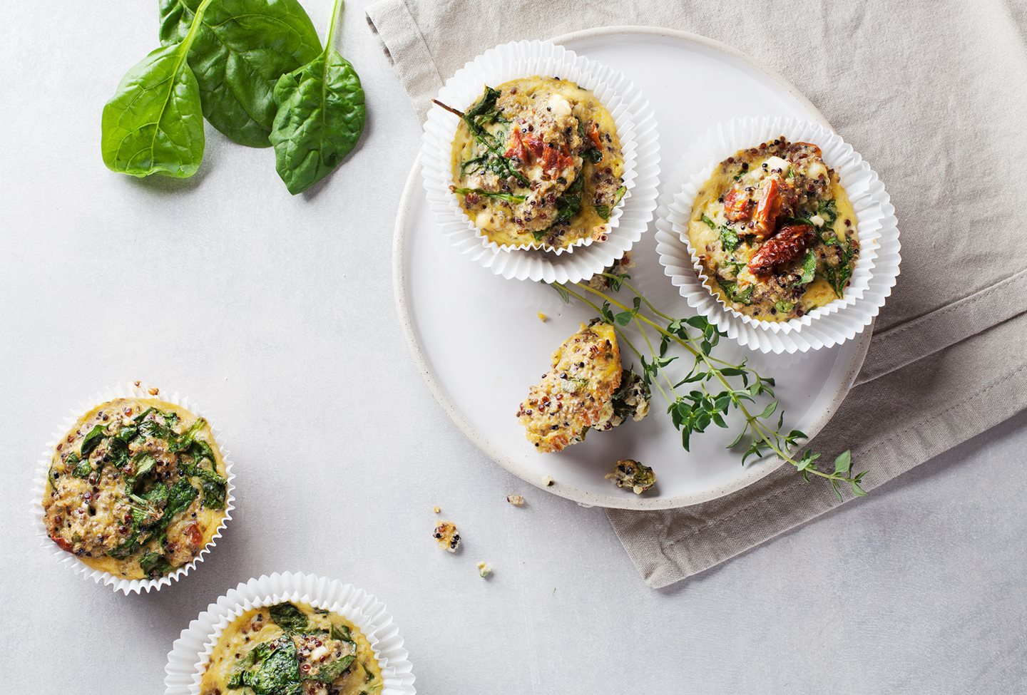 Quinoás-tojásos muffinok paradicsommal és spenóttal