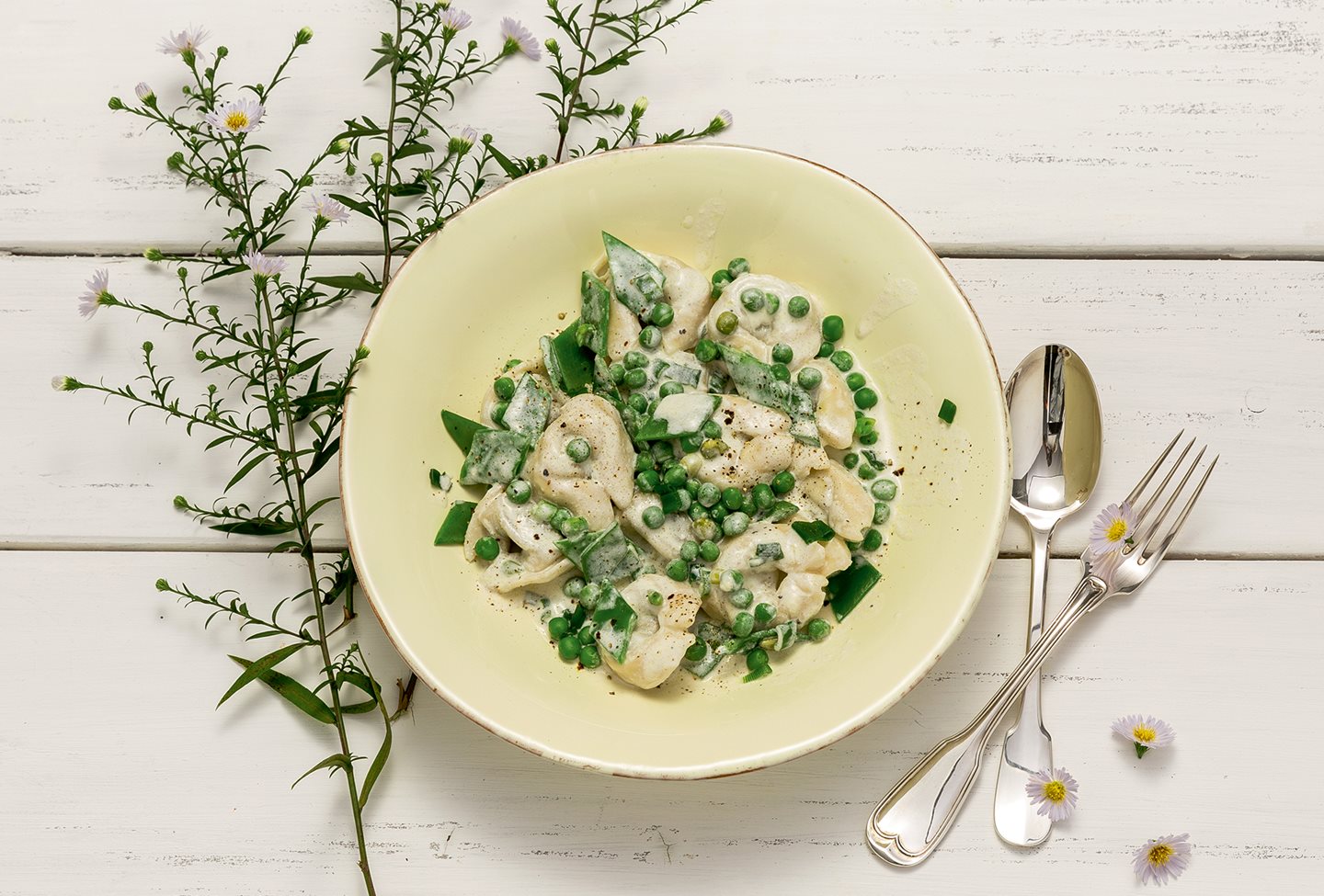 Spenótos-rikottás tönkölytortellini zabkrémmel, borsóval és cukorborsóval