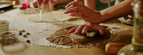 Kiszúróval formázott kekszek: így lesz tökéletes a díszítés