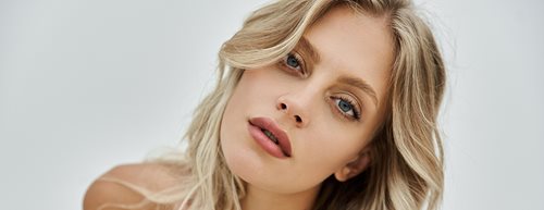 Scandinavian Hairline: Nyári ragyogás a világos babahajaknak köszönhetően