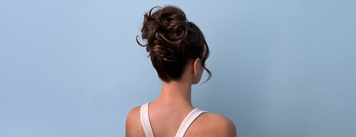 Messy bun frizura: ez a hajviselet minden alkalomhoz illik