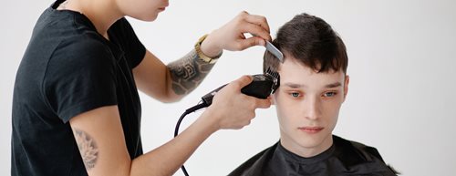 Undercut: A felnyírt frizura a nők körében is hódít