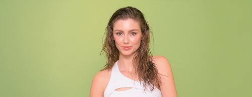 Wet hair look 2026: ez a nyár trendfrizurája