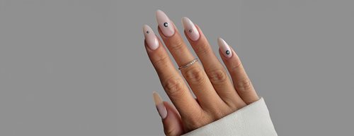 „Evil Eye Nails”: így készítheted el a menő körömtrend legújabb változatát!