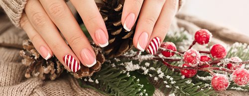 Karácsonyi és szilveszteri körmök 2025-ben: a 9 legszebb trend, amit imádni fogsz