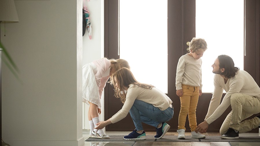 Egy férfi és egy nő a gyerekeikre adja fel a cipőt.