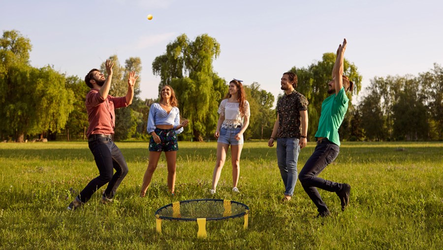 Egy csapat fiatal spikeball-t játszik