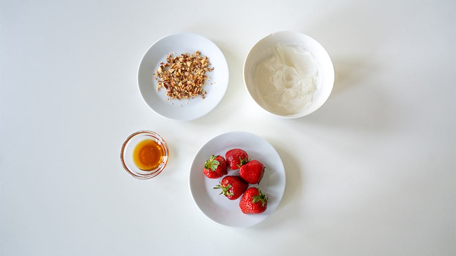 eperfagyi hozzávalói: eper, méz, joghurt, feltét
