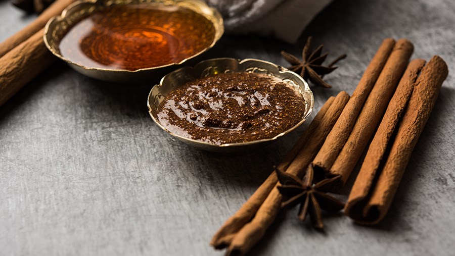 Fahéjas almaecetes arcpakolás