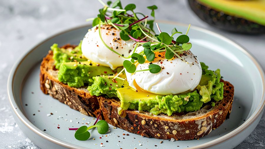 Avokádó toast buggyantott tojással