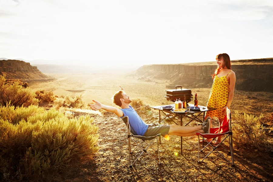Egy férfi és egy nő a szabadban grilleznek