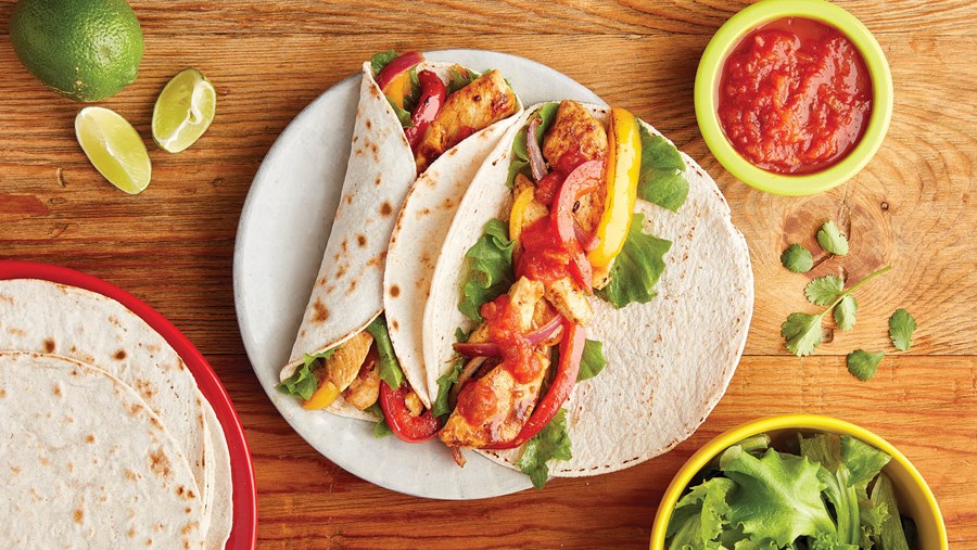 Gluténmentes taco csirkehússal, paprikával és paradicsomszósszal