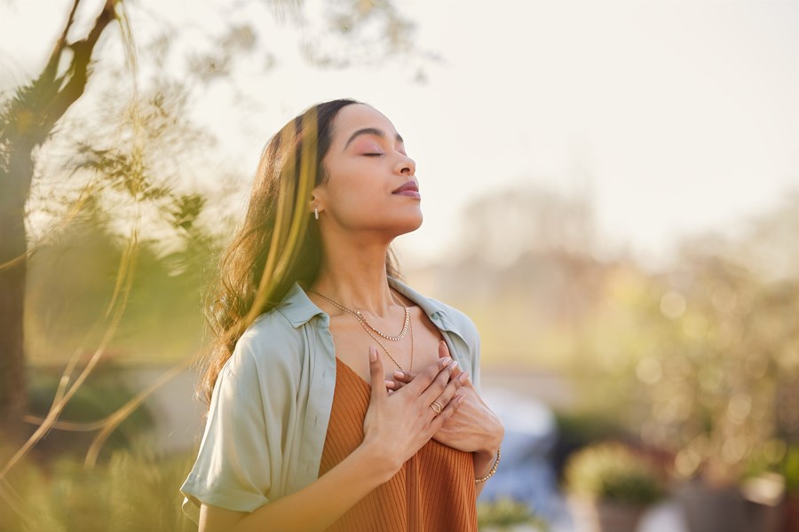 Egy fiatal nő meditál a szabadban