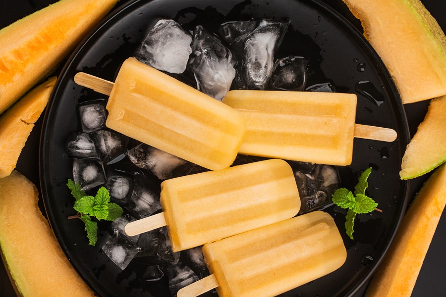 Sárgadinnyés pálcikás jégkrémek jégágyon